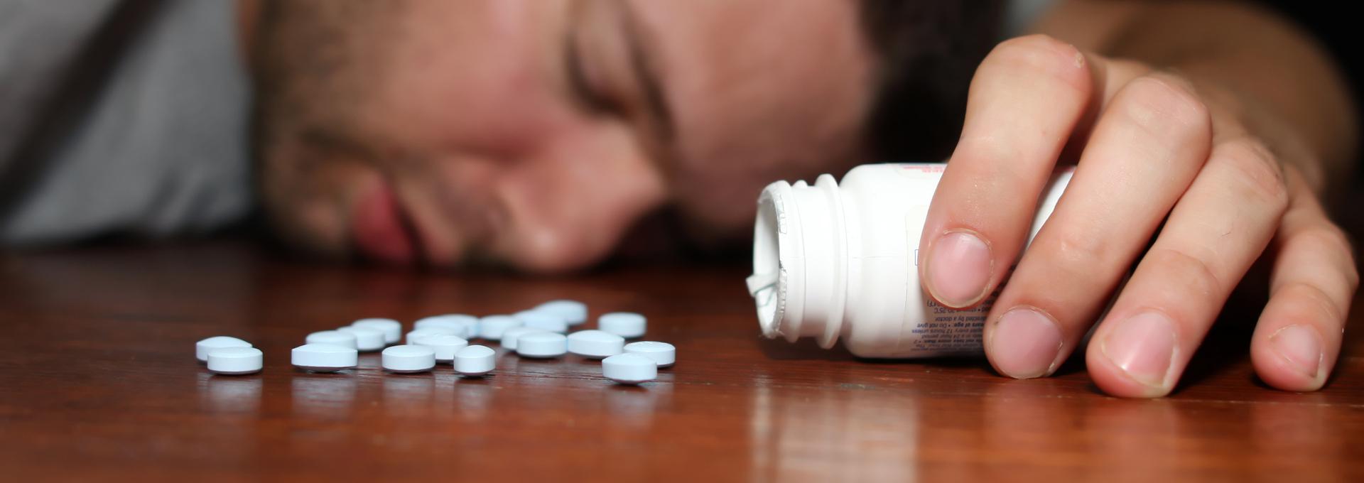 Заставляют пить таблетки. Снотворное. Отравление таблетками. Передозировка таблетками. Седативными и снотворными средствами:.